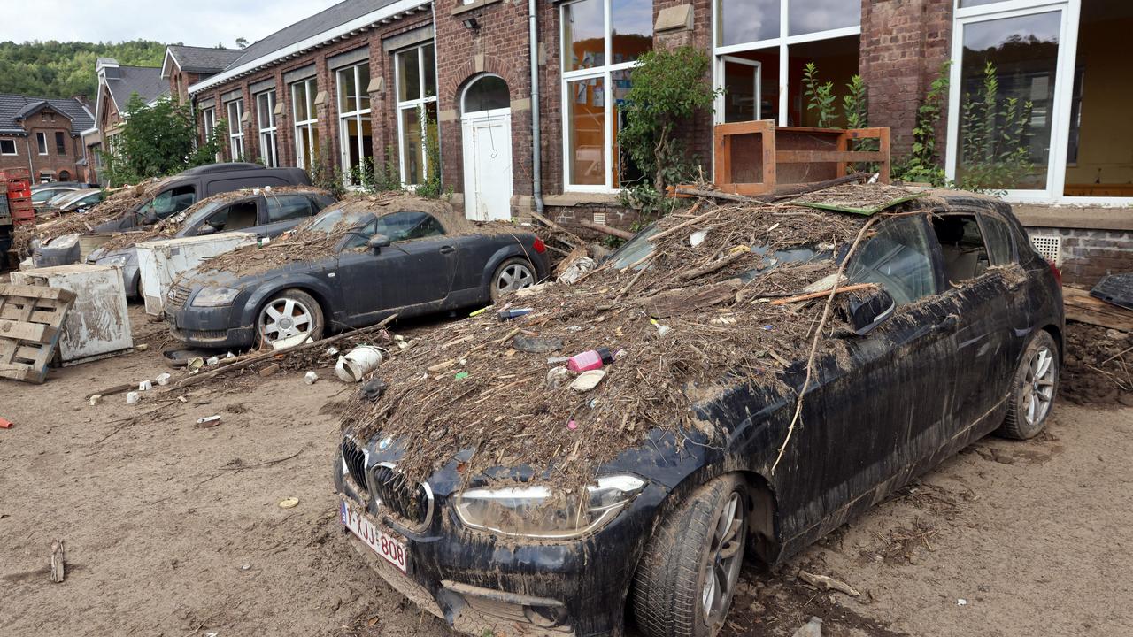 Des voitures détruites à Trooz, en Belgique. [afp - François Walschaerts]