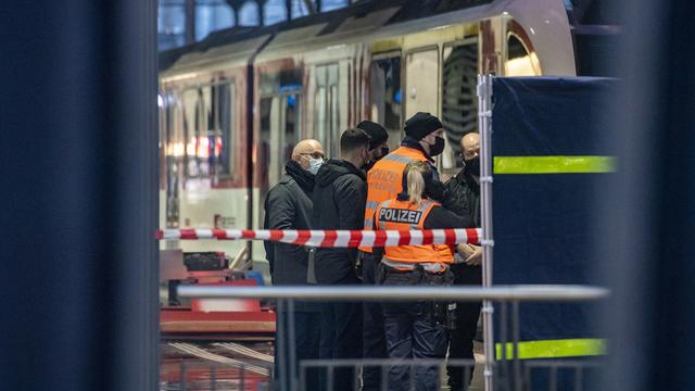 La police sur les lieux du méfait en gare de Lucenre, mardi 21.12.2021. [Keystone - Urs Flüeler]