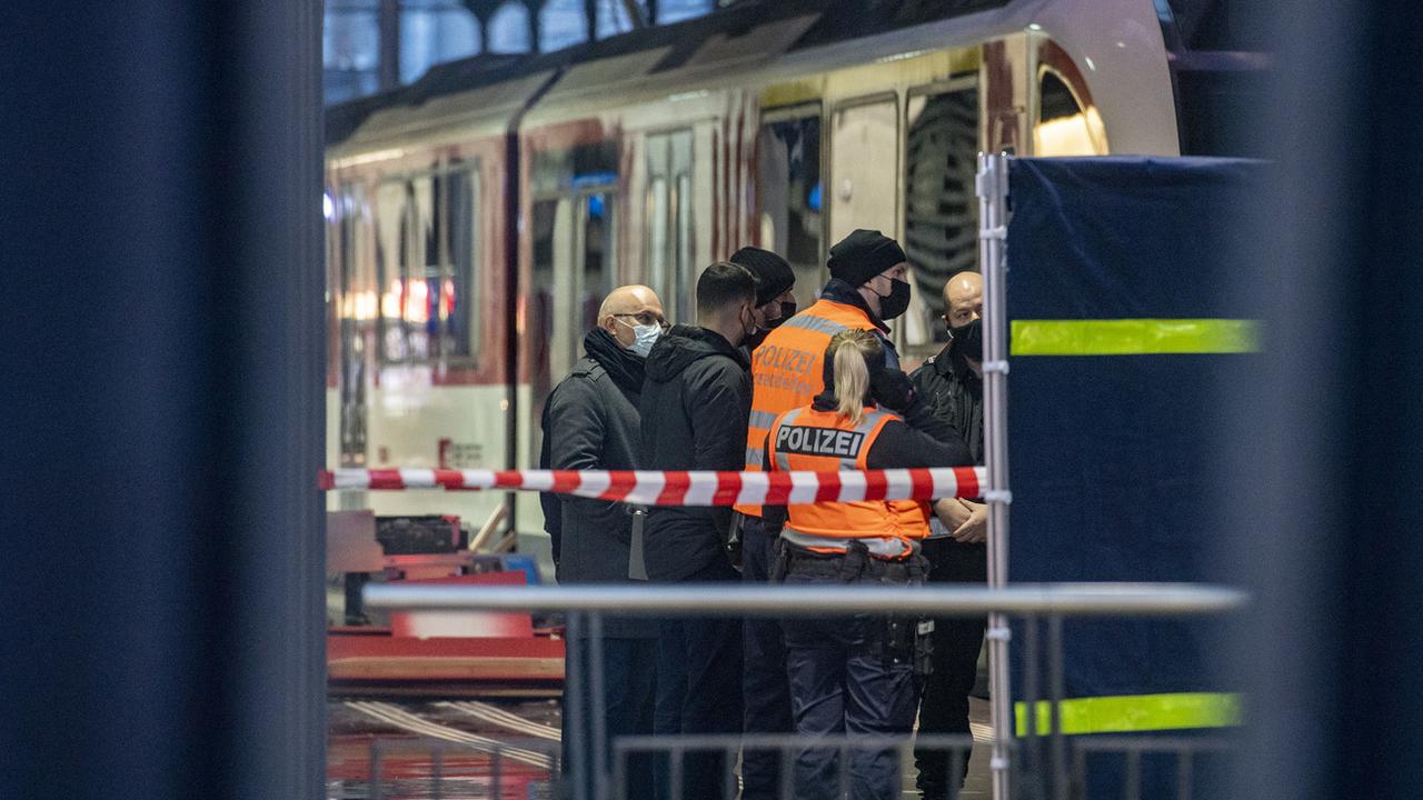 La police sur les lieux du méfait en gare de Lucenre, mardi 21.12.2021. [Keystone - Urs Flüeler]
