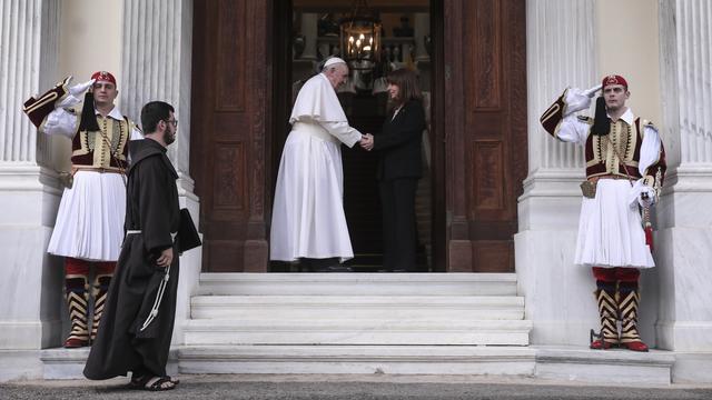 Le pape François salue la présidente grecque Katerina Sakellaropoulou à son arrivée à Athènes, le 4 décembre 2021. [AP/Keystone - George Vitsaras]