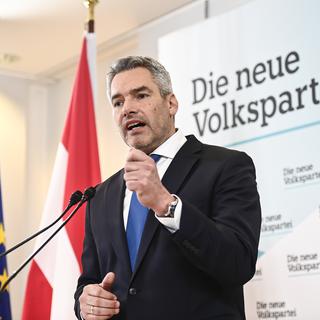 Le nouveau chancelier autrichien Karl Nehammer lors d'une conférence de presse suivant sa nomination. [EPA - Christian Bruna/Keystone]