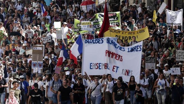 Des opposants au pass sanitaire et à la vaccination obligatoire dans certaines professions, le 28 août 2021 à Montpellier. [EPA/Keystone - Guillaume Horcajuelo]