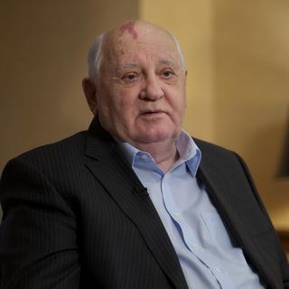 Sur cette photo prise vendredi 9 décembre 2016, l'ancien président soviétique Mikhaïl Gorbatchev parle à l'Associated Press lors d'une interview au siège de sa fondation, à Moscou, en Russie. [AP Photo/Keystone - Ivan Sekretarev]