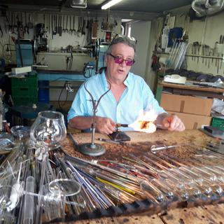 Portrait du souffleur de verre Claude Merkli dans son atelier en juillet 2021. [RTS - Bastien von Wyss]