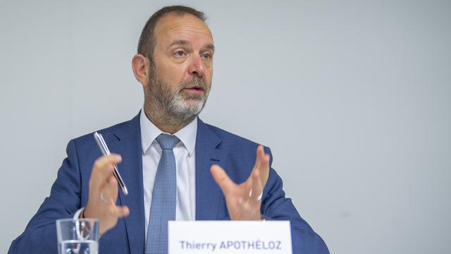 Thierry Apotheloz, conseiller d'État charge de la cohésion sociale, s'exprime lors d'une conférence de presse dédiée au nouveau calendrier de versement des rentes AVS-AI par l'OCAS, ce jeudi 11 novembre 2021 a Genève. [KEYSTONE - Martial Trezzini]