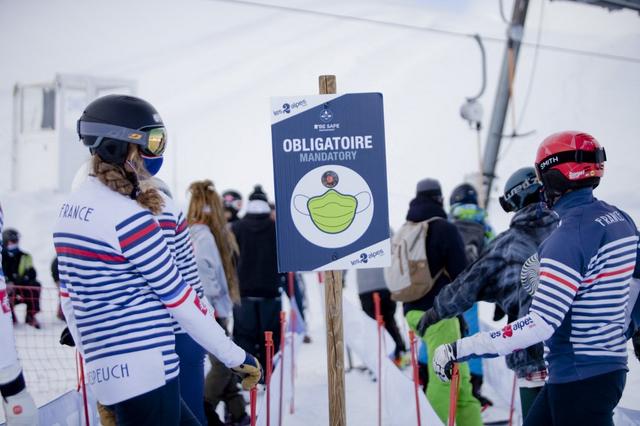 Le masque est obligatoire en France pour prendre les remontées mécaniques. [Hans Lucas via AFP - Thibaut Durand]