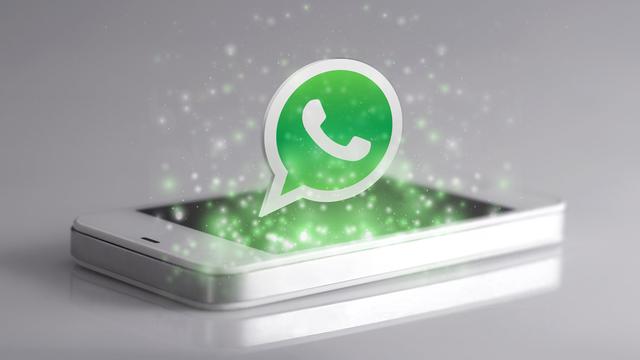 Gros plan sur un smartphone avec l'application Whatsapp. [Depositphotos - dolphfynlow]