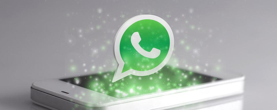 Gros plan sur un smartphone avec l'application Whatsapp. [Depositphotos - dolphfynlow]