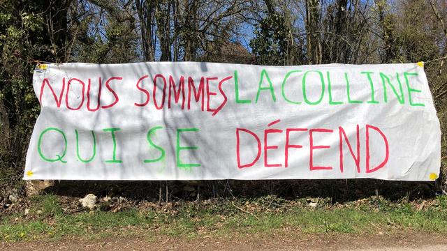 Un banderole devant la ZAD de la colline du Mormont (2021). [RTS - Laurence Difélix]