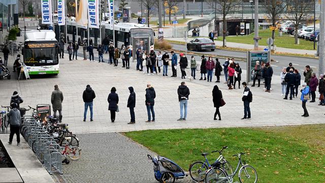 Le confinement des personnes non-vaccinées en Autriche est une mesure "difficile", mais qui "porte déjà ses fruits", a déclaré lundi le chancelier Alexander Schallenberg. Il a cité "l'augmentation massive des inscriptions dans les centres de vaccination". [KEYSTONE - BARBARA GINDL]