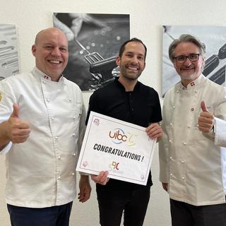 David Schmid (centre), meilleur pâtissier du monde de l'année 2021, aux côtés du président de la BCS Silvan Hotz (gauche) et du directeur de la BCS Urs Wellauer (droite).