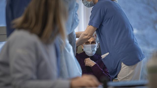 Un senior attend d'être vacciné. [Keystone - Pablo Gianinazz]