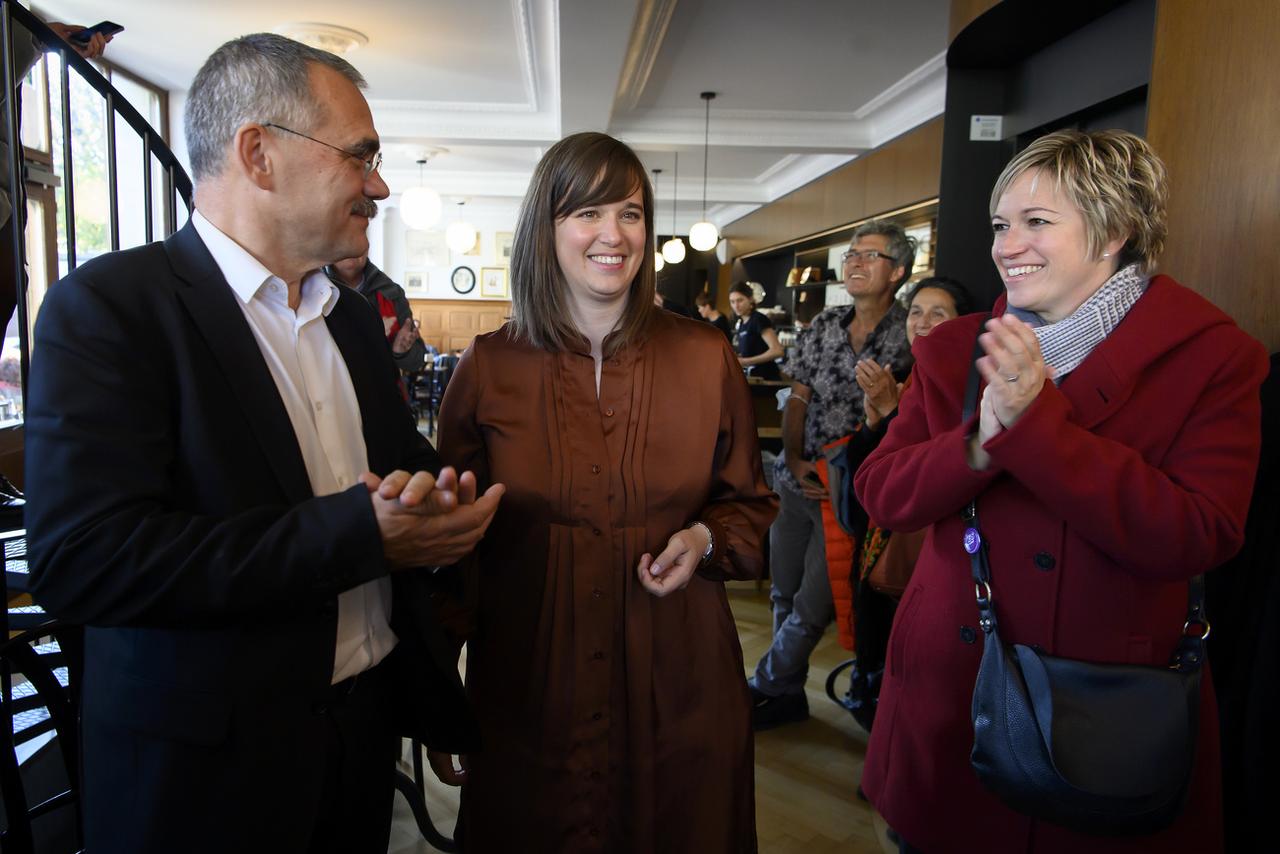 Jean-François Steiert, Alizée Rey et Valérie Piller Carrard tout sourire, à l'annonce des résultats. [Keystone - Anthony Anex]