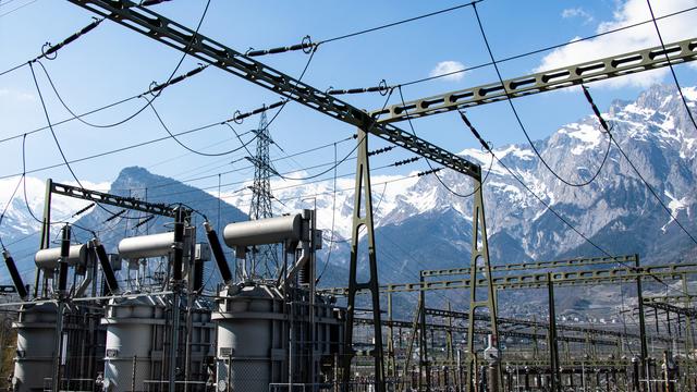Avec l'échec des négociations pour l'accord cadre avec l'UE, la Suisse doit repenser son alimentation en électricité, surtout pendant l'hiver. [Keystone - Olivier Maire]