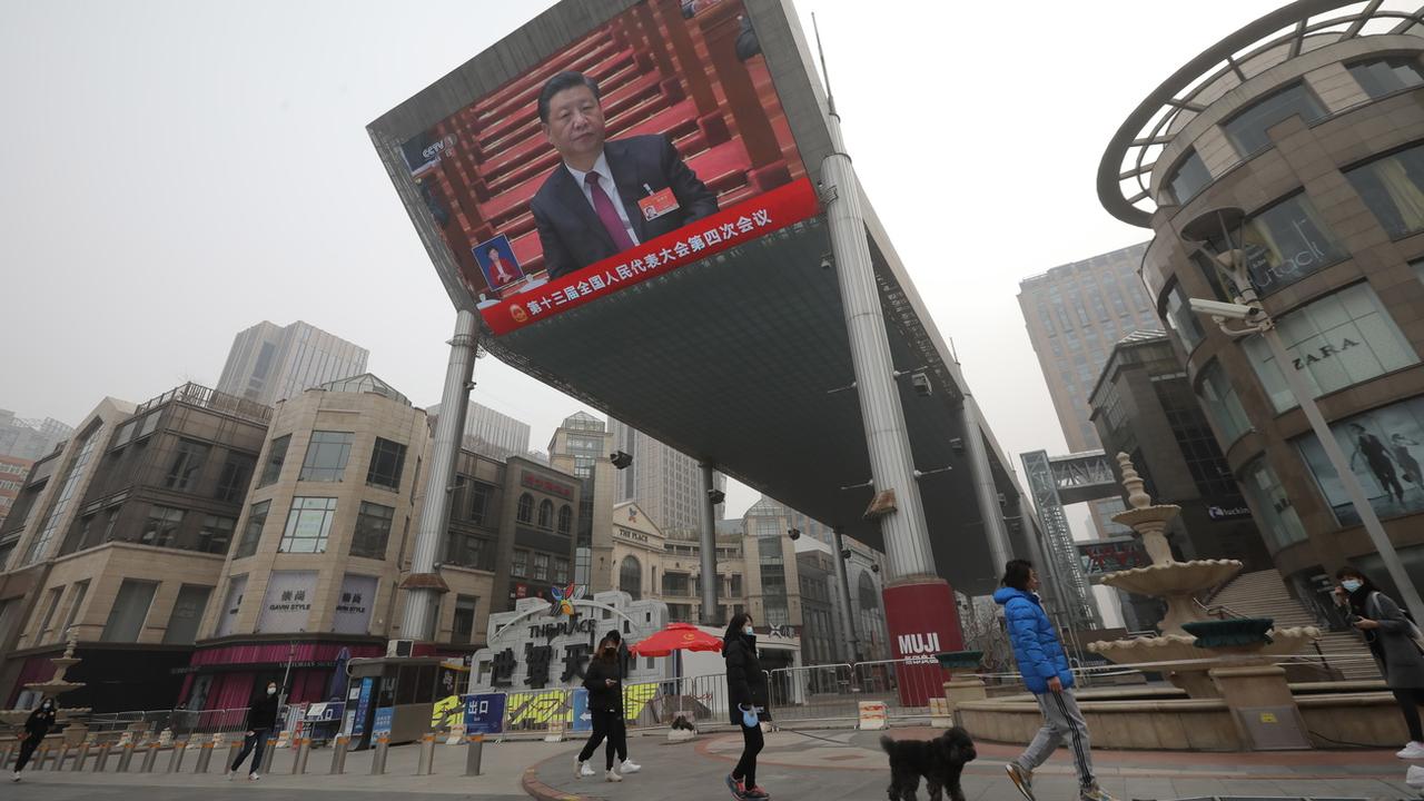 Un écran installé à Pélin montre le président chinois Xi Jinping lors de l'Assemblée nationale populaire le 5 mars 2021. [Keystone - EPA/STR]