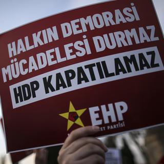Une pancarte pro-HDP lors d'une manifestation à Istanbul le 18 mars 2021. [AP Photo/Keystone - Emrah Gurel]
