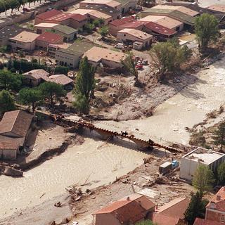 Une vue aérienne de Vaison-la-Romaine le 23 septembre 1992. [AFP - Michel Clément]