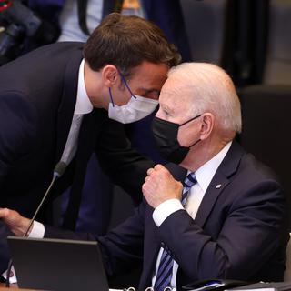 Emmanuel Macron et Joe Biden ont promis lors d'un appel téléphonique de restaurer la confiance entre France et Etats-Unis après la crise des sous-marins australiens. Celle-ci aurait pu être évitée par "des consultations ouvertes" en amont. [ANADOLU AGENCY VIA AFP - DURSUN AYDEMIR]