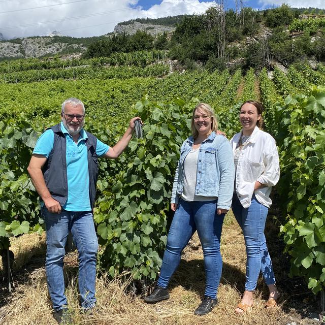 André Fontannaz, viticulteur œnologue et propriétaire de la cave La Madeleine à Vétroz (VS), avec ses filles Chloé et Camille. [RTS - Marie Giovanola]