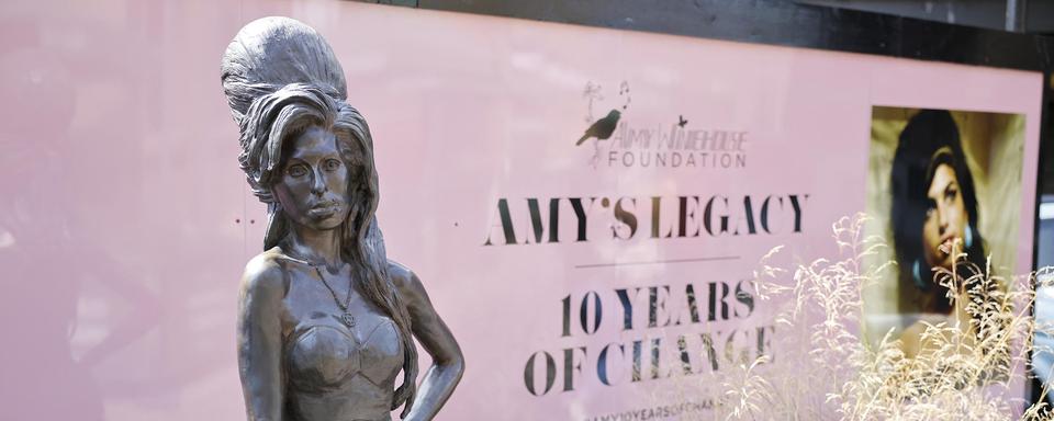 Une statue d'Amy Winehouse dans le quartier de Camden de Londres. [AFP - Tolga Akmen]