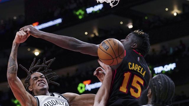 Clint Capela au duel avec Nic Claxton.