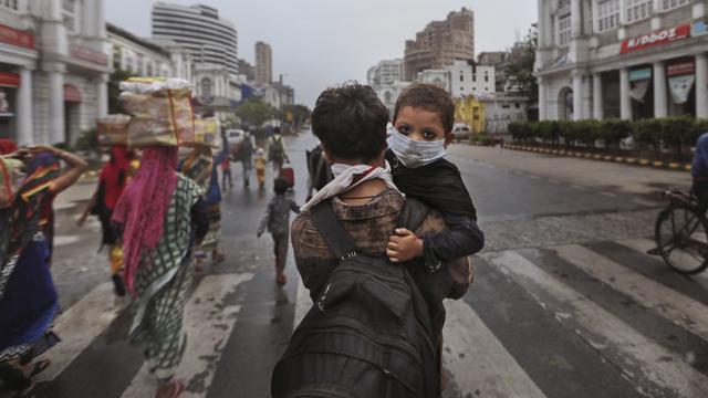 En Inde, des travailleurs migrants quittent New Delhi pendant le confinement du printemps 2020. [Keystone/AP Photo - MANISH SWARUP]