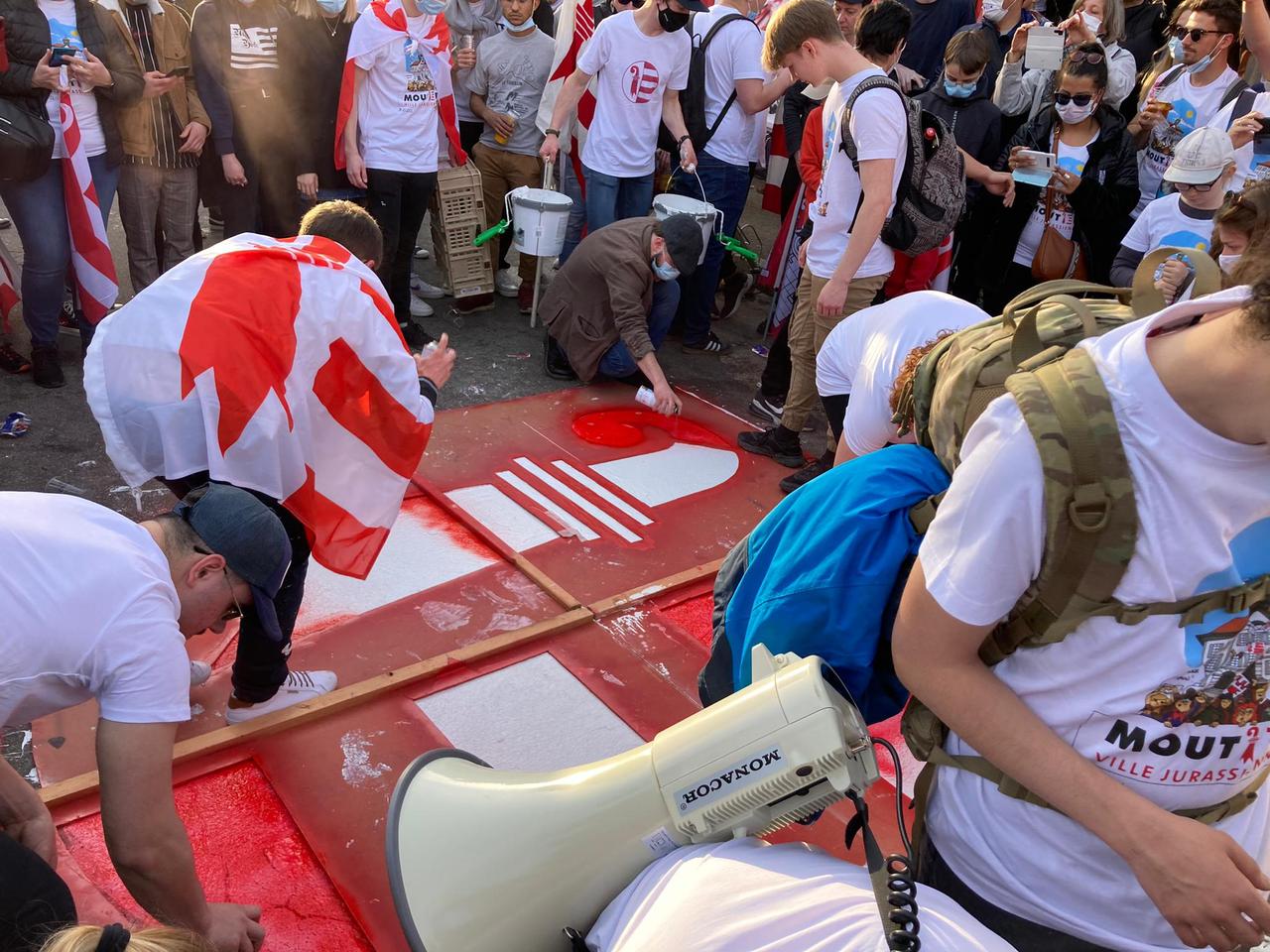 Un drapeau jurassien peint sur le sol après le oui de Moutier. [RTS - Cécile Rais]