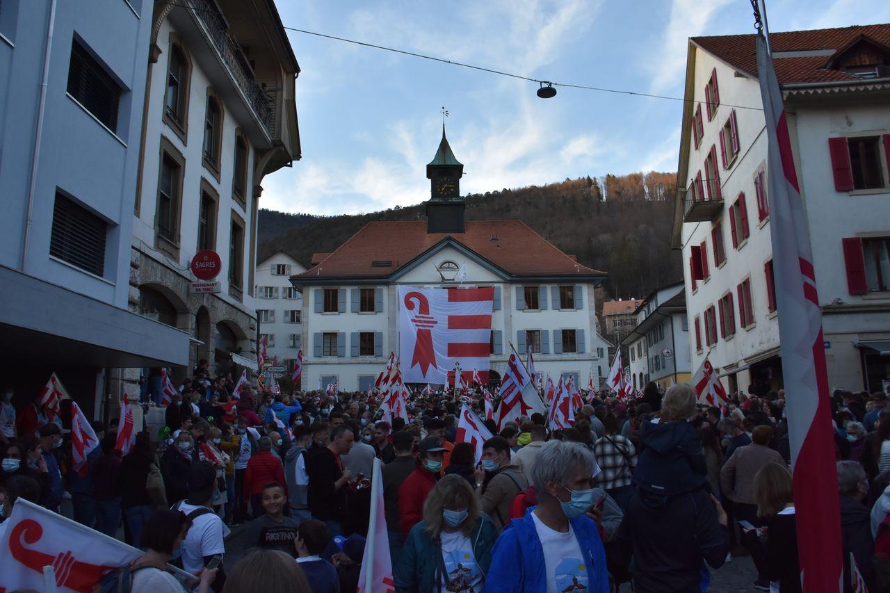 La foule reste présente à Moutier. [RTS - Gaël Klein]