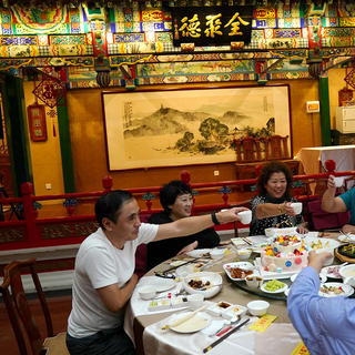 Les Chinois apprécient les tables bien garnies, symboles de prospérité. [Reuters - Tingshu Wang]