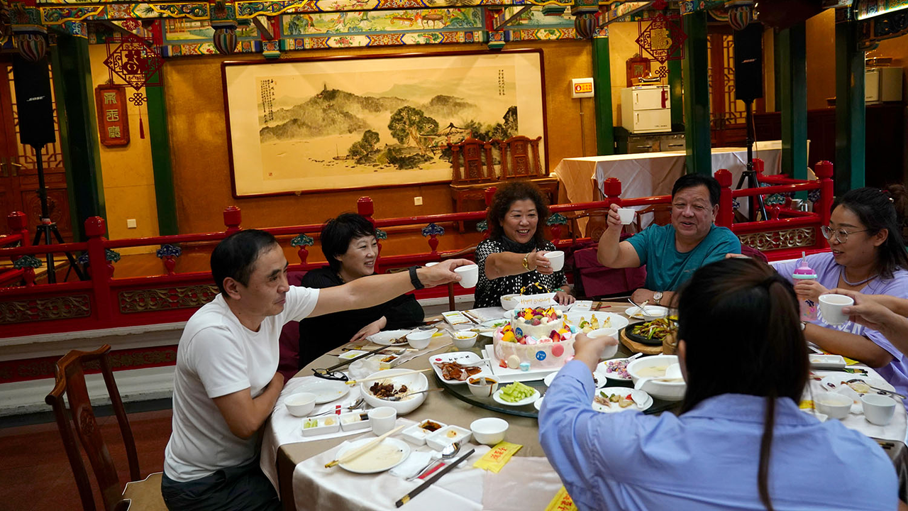 Les Chinois apprécient les tables bien garnies, symboles de prospérité. [Reuters - Tingshu Wang]