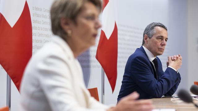 La ministre de justice et police Karin Keller-Sutter et son homologue en charge des affaires étrangères Ignazio Cassis ont donné une conférence de presse ce mercredi après-midi. [Keystone - Peter Klaunzer]