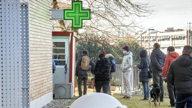 Les tests Covid sont pris d'assaut, à l'instar de ceux proposés par une pharmacie de Mendrisio (TI) le 26 décembre 2021. [Keystone/Ti-Press - Francesca Agosta]