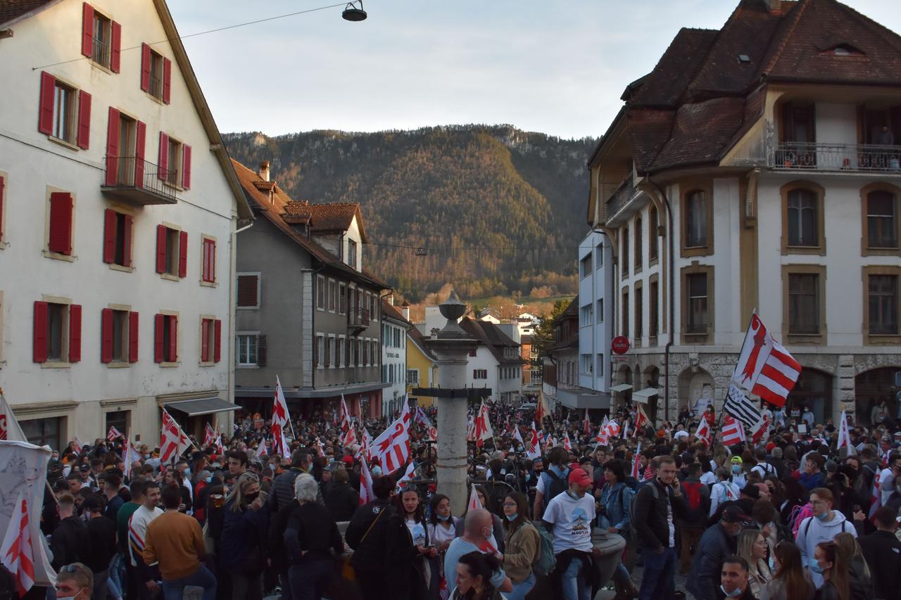 Des gestes barrières qui ne sont pas respectés à Moutier. [RTS - Gaël Klein]