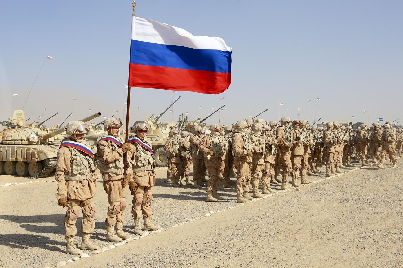 Des troupes russes à la frontière entre le Tadjikistan et l'Afghanistan, le 10 août 2021. [Keystone/AP Photo - Didor Sadulloev]
