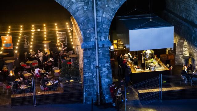 Une vue sur le bar "Les Arches" au centre ville de Lausanne, à la Place de L'Europe, le vendredi 13 mars 2020. [KEYSTONE - Jean-Christophe Bott]