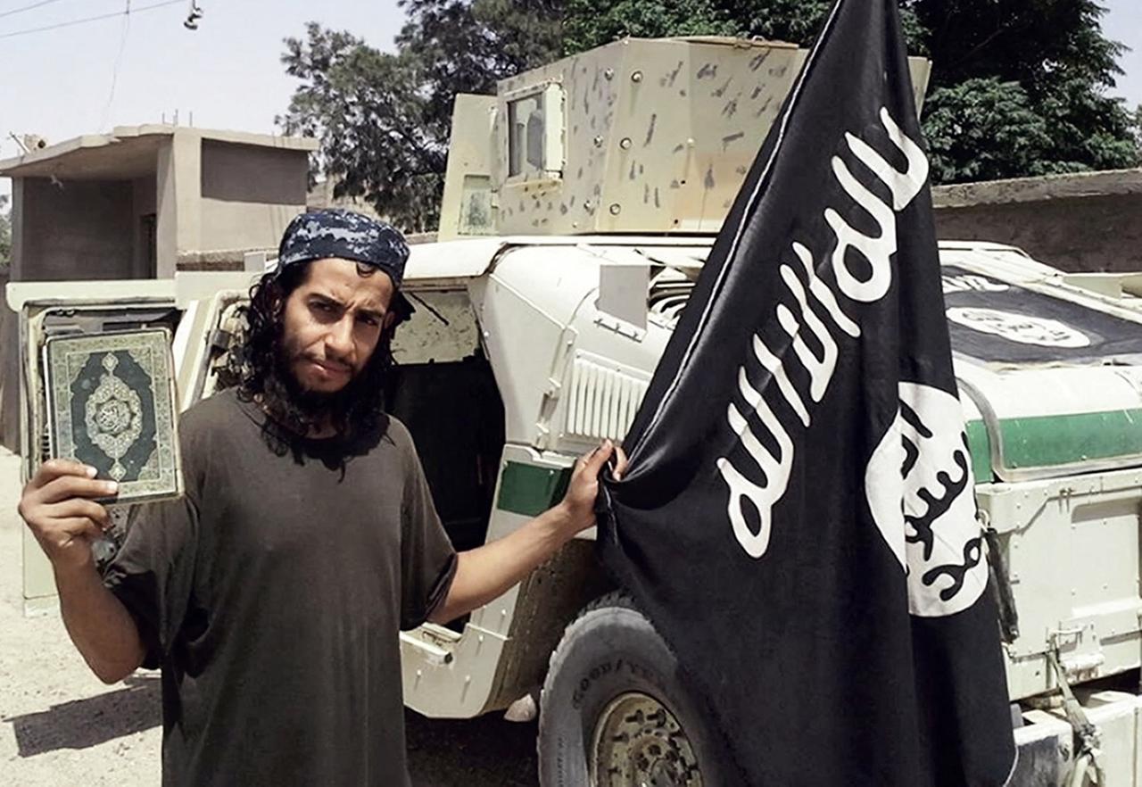 Une image d'Abdelhamid Abaaoud, le "chef opérationnel" des commandos du 13 novembre, publiée dans le magazine de propagande de l'EI "Dabiq". [Dabiq/AFP - -]