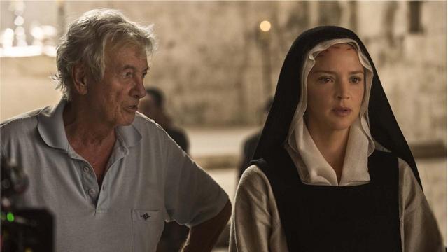 Le réalisateur Paul Verhoeven avec l'actrice Virginie Efira sur le tournage de "Benedetta". [DR - Pathé]