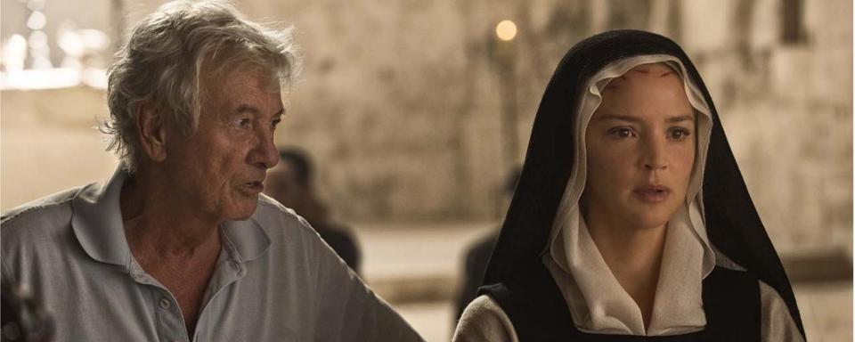 Le réalisateur Paul Verhoeven avec l'actrice Virginie Efira sur le tournage de "Benedetta". [DR - Pathé]