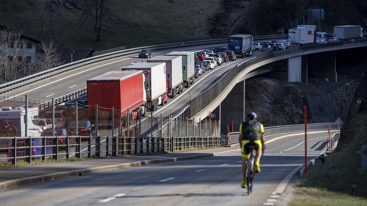 Image d'illustration des bouchons avant le tunnel du Gothard, sur l'A2. Ici, le 1er avril 2021. [Keystone - Urs Flueeler]