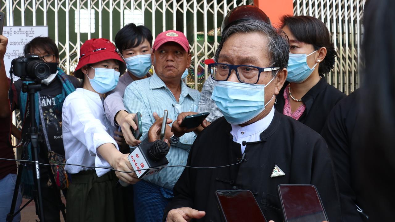 L'avocat Khin Maung Zaw devant la presse à Naypyidaw, 15.03.2021. [EPA/Keystone]