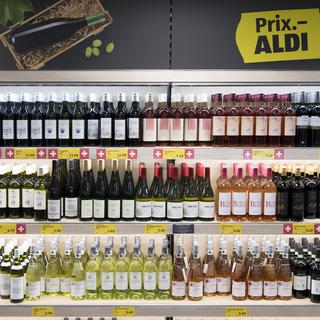 Le rayon alcool (bouteille de vin) est photographies dans le nouveau magasin d'alimentation, supermarche, Aldi Suisse ce mercredi 16 janvier 2019 a la Gare CFF de Lausanne. [Keystone - Laurent Gillieron]
