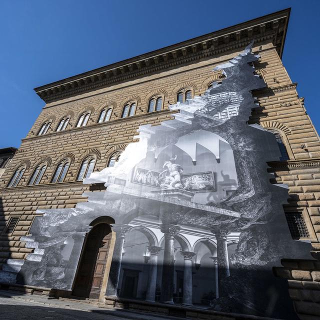 "La Ferita", une oeuvre monumentale de l'artiste JR sur la façade du Palazzo Strozzi à Florence. [EPA/Keystone - Claudio Giovannini]