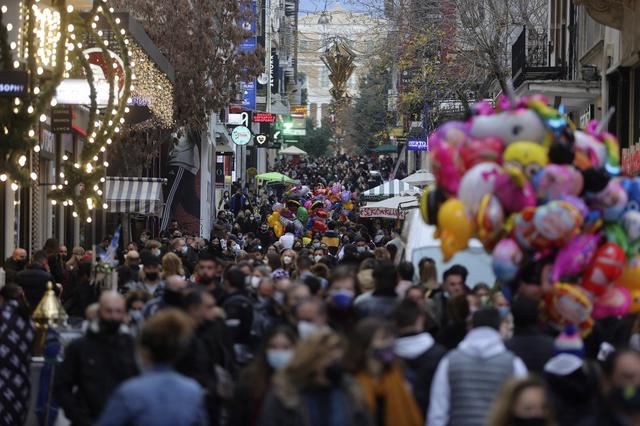 Les gens portent le masque à l'extérieur; la Grèce a décidé d'appliquer les restrictions contre le Covid-19 plus tôt que prévu à Athènes. Grèce, le 29 décembre 2021. [Anadolu Agency via AFP - Ayhan Mehmet]