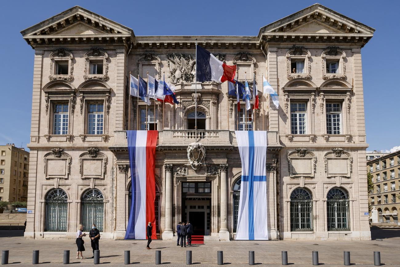 L'hôtel de ville de Marseille a été décoré pour la visite du président de la République. [Keystone - Ludovic Marin]