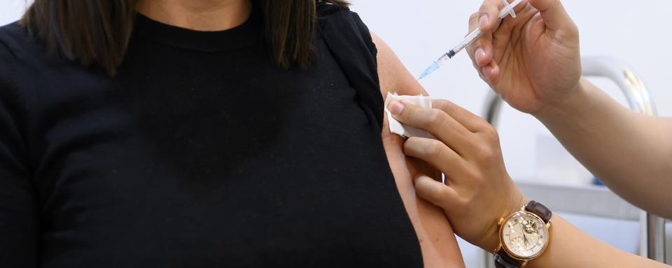 Les centres de vaccination mobile attirent de plus en plus de monde. [keystone - Anthony Anex]