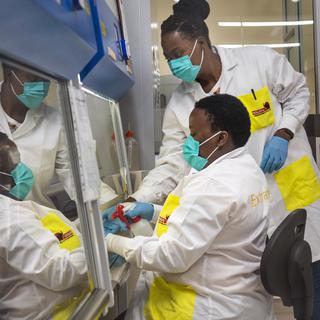 Melva Mlambo, à droite, et Puseletso Lesofi, tous deux chercheurs en médecine, se préparent à séquencer des échantillons de COVID-19 omicron au centre de recherche Ndlovu à Elandsdoorn, en Afrique du Sud, le 8 décembre 2021. [AP Photo/Keystone - Jerome Delay]