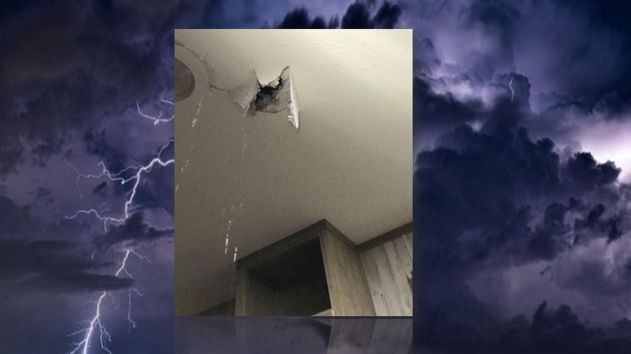 Plafond transpercé par un grêlon à Sabinal au Texas, le 28 avril 2021 [vortex.rfd - Kris Weltens]