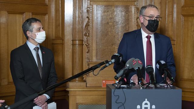 Guy Parmelin et Ignazio Cassis ont présenté le résultat des discussions avec la présidente de la Commission européenne Ursula von der Leyen. [Keystone - Peter Schneider]