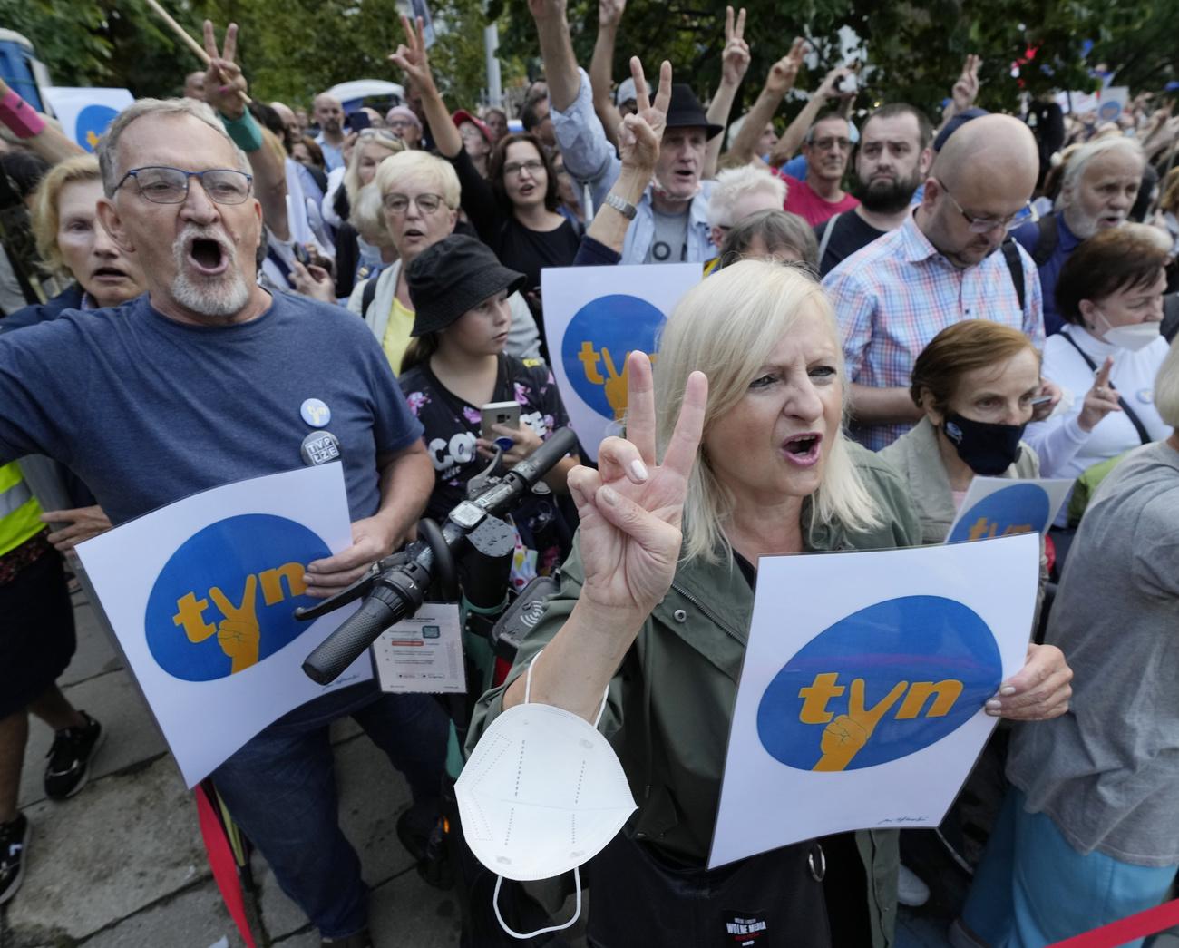 Des personnes manifestent à Varsovie le 10 août 2021 contre la loi dite lex TVN. [KEYSTONE - Czarek Sokolowski / AP Photo]