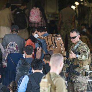 Des personnes sont évacuées par les forces américaines. Aéroport Hamid Karzai, Kaboul, le 24 août 2021. [Keystone/AP - Senior Airman Taylor Crul/U.S. Air Force]